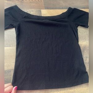 I’m selling this black ribbed old navy off the shoulder top! Size: Medium 🖤